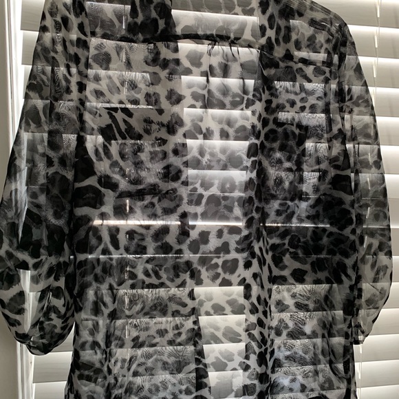 White and black Cheetah print top so lite - Picture 2 of 5